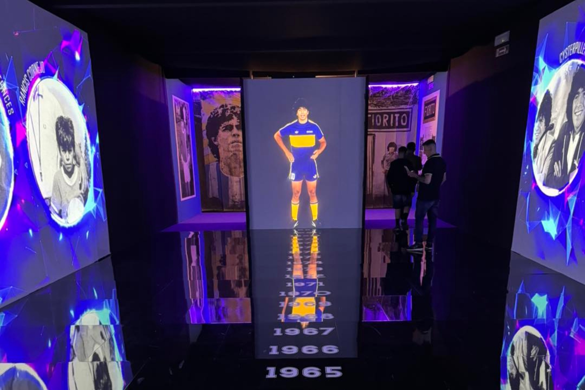 Sala inmersiva de Diego Vive, con imágenes de Maradona y reflejos en el piso