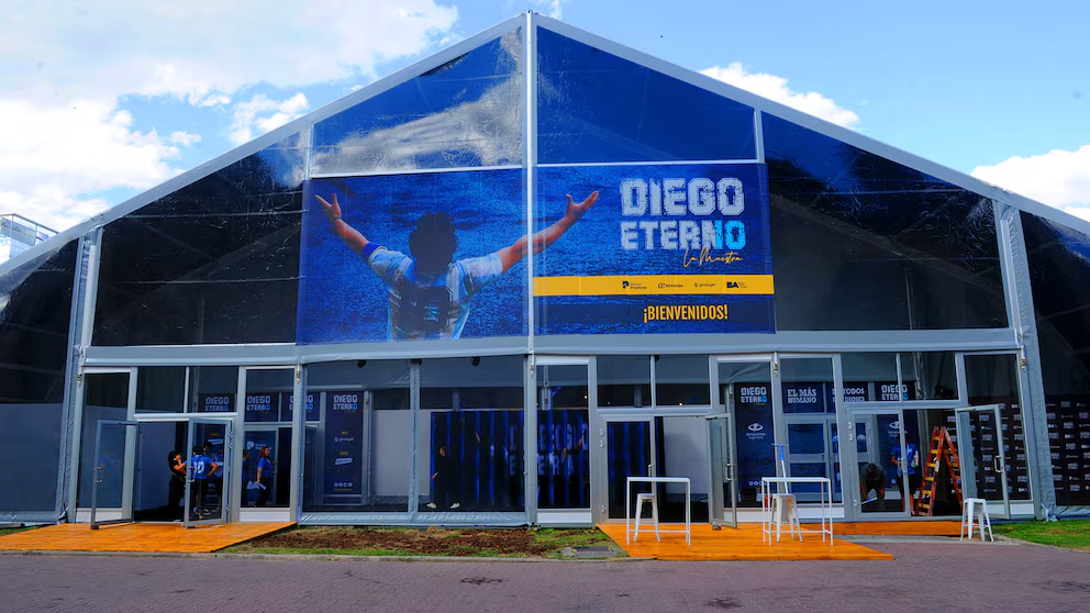 Fachada de la muestra Diego Eterno en La Rural, con una gigantografía de Maradona de espaldas y los brazos abiertos